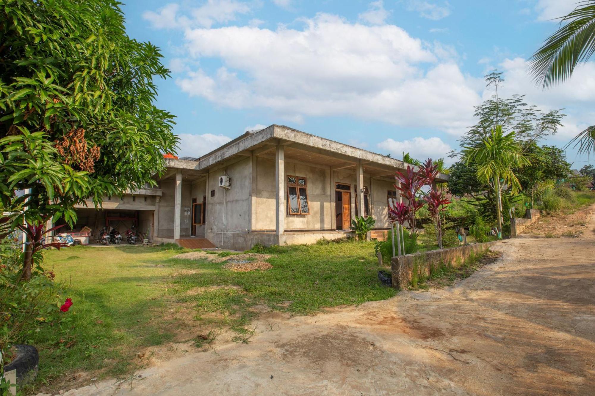 Oyo 92587 Homestay Romauli Kampung Radja Jambi Esterno foto