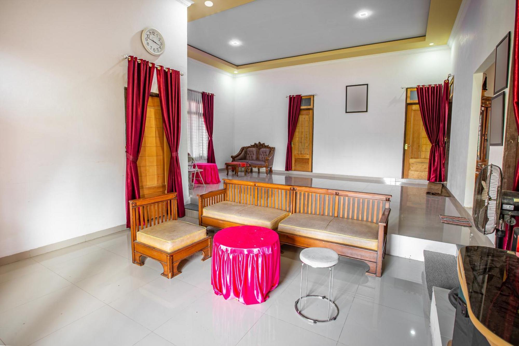 Oyo 92587 Homestay Romauli Kampung Radja Jambi Esterno foto