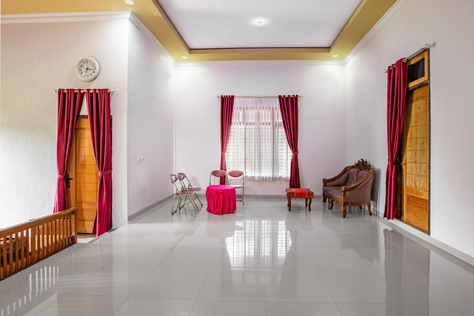 Oyo 92587 Homestay Romauli Kampung Radja Jambi Esterno foto