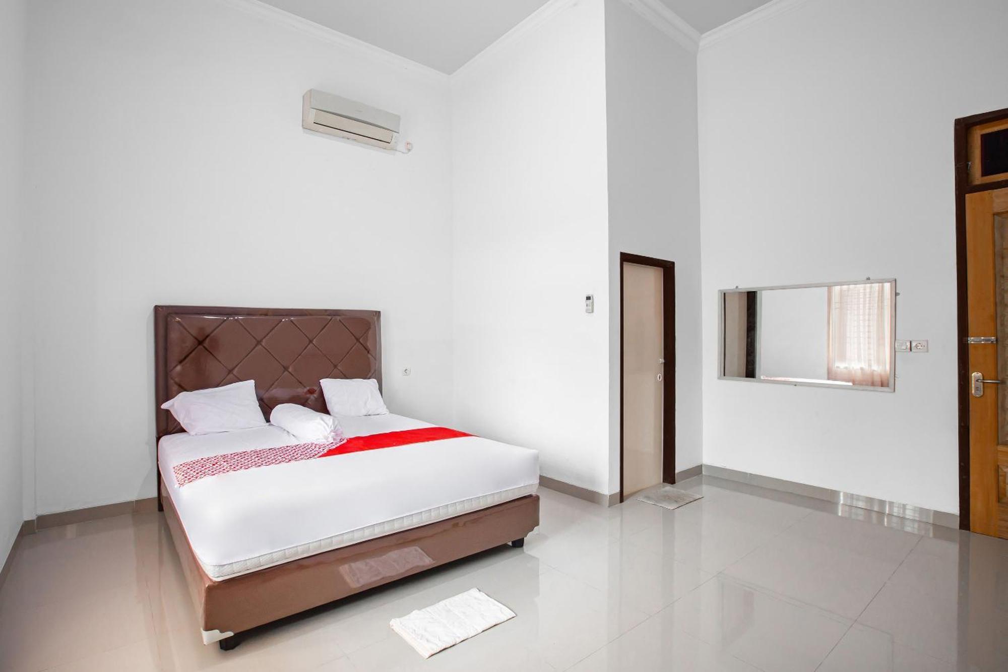 Oyo 92587 Homestay Romauli Kampung Radja Jambi Esterno foto