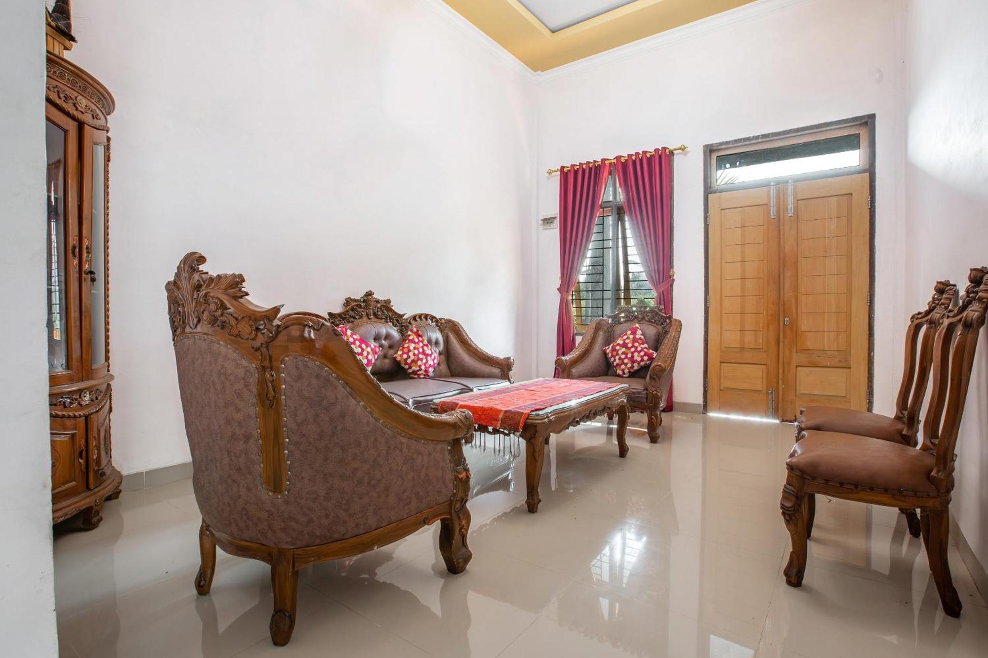 Oyo 92587 Homestay Romauli Kampung Radja Jambi Esterno foto