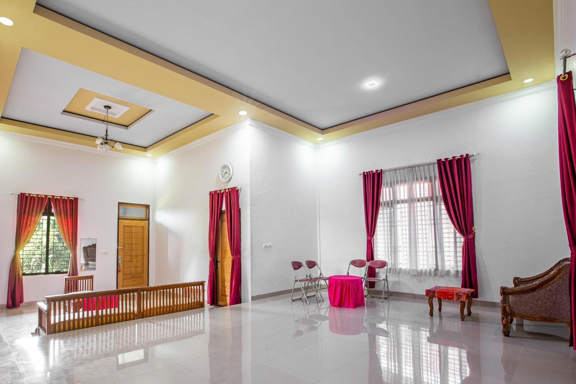Oyo 92587 Homestay Romauli Kampung Radja Jambi Esterno foto